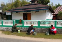 Personel Satgas TMMD ke-129 Kodim 0416/Bute bersama warga mengecat pagar Langgar Nurul Fajri di Desa Tanjung Agung, Kecamatan Muko Muko Bathin VII, Kabupaten Bungo, Rabu (12/8/2026).(poto: jambiprima.com).