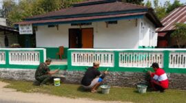 Personel Satgas TMMD ke-129 Kodim 0416/Bute bersama warga mengecat pagar Langgar Nurul Fajri di Desa Tanjung Agung, Kecamatan Muko Muko Bathin VII, Kabupaten Bungo, Rabu (12/8/2026).(poto: jambiprima.com).