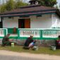 Personel Satgas TMMD ke-129 Kodim 0416/Bute bersama warga mengecat pagar Langgar Nurul Fajri di Desa Tanjung Agung, Kecamatan Muko Muko Bathin VII, Kabupaten Bungo, Rabu (12/8/2026).(poto: jambiprima.com).