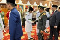 Komandan Korem (Danrem) 042/Gapu Brigjen TNI Nyamin, S.I.P., M.M., bersalaman dengan anggota Paskibraka setelah pelantikan.(poto: jamberita.com).