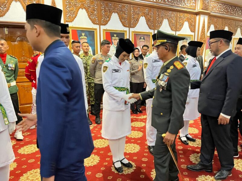 Komandan Korem (Danrem) 042/Gapu Brigjen TNI Nyamin, S.I.P., M.M., bersalaman dengan anggota Paskibraka setelah pelantikan.(poto: jamberita.com).