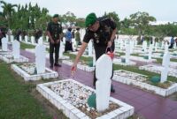 Korem 042/Garuda Putih menggelar kegiatan ziarah rombongan Korem Gapu di Taman Makam Pahlawan Satria Bhakti, Kota Jambi, pada Kamis (6/8/2026).(poto: jamberita.com).