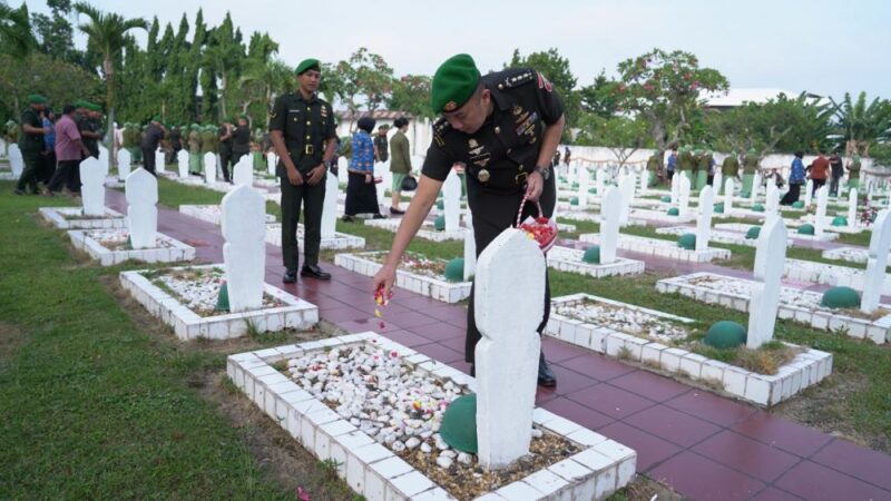 Korem 042/Garuda Putih menggelar kegiatan ziarah rombongan Korem Gapu di Taman Makam Pahlawan Satria Bhakti, Kota Jambi, pada Kamis (6/8/2026).(poto: jamberita.com).
