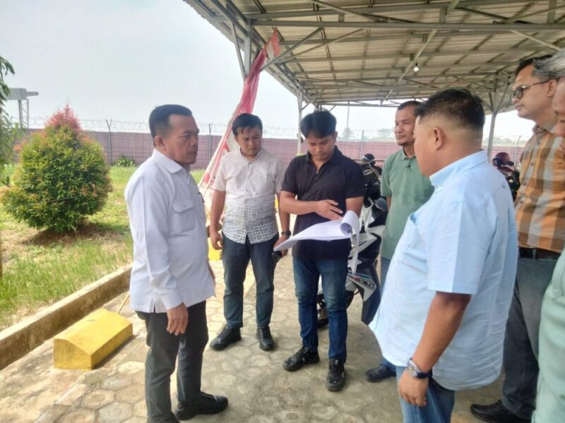 Gubernur Jambi Al Haris bergerak cepat meninjau langsung proyek pembangunan VIP Room Bandara Muara Bungo usai menyelesaikan kunjungan kerja dari Jakarta.(poto: jamberita.com).