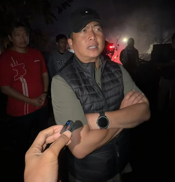 Gubernur Nusa Tenggara Barat Lalu Muhamad Iqbal meninjau langsung lokasi kebakaran Desa Adat Sade di Desa Rambitan, Kecamatan Pujut, Kabupaten Lombok Tengah.(poto: kominfotik).