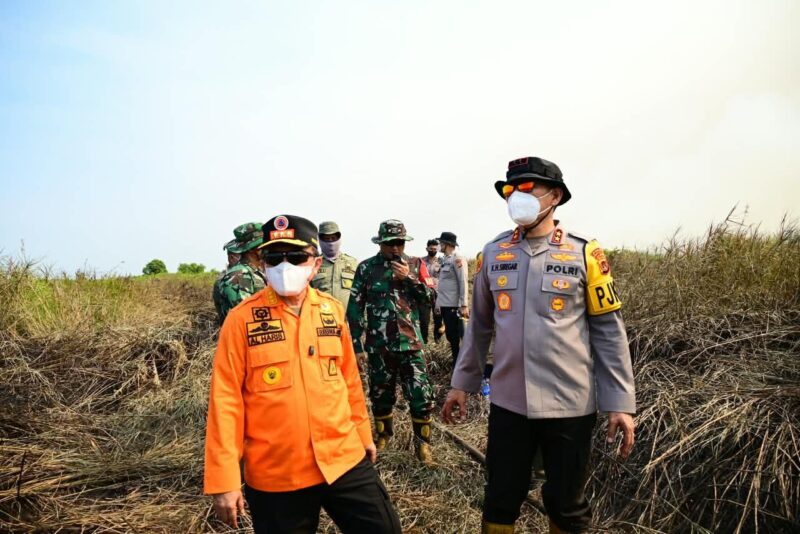 Kapolda Jambi Irjen Pol. Krisno Halomoan Siregar memimpin langsung kegiatan monitoring lapangan tersebut. Ia mendampingi Gubernur Jambi Al Haris serta Danrem 042/Gapu Brigjen TNI Nyamin pada Kamis (27/8/2026).(poto: jambilink.id).