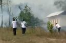 Peristiwakebakaran lahan terjadi di kawasan samping Universitas Islam Negeri (UIN) Sulthan Thaha Saifuddin (STS) Jambi pada Senin (24/8).(poto: jamberita.com).