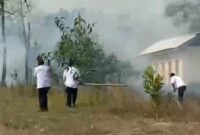 Peristiwakebakaran lahan terjadi di kawasan samping Universitas Islam Negeri (UIN) Sulthan Thaha Saifuddin (STS) Jambi pada Senin (24/8).(poto: jamberita.com).