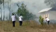 Peristiwakebakaran lahan terjadi di kawasan samping Universitas Islam Negeri (UIN) Sulthan Thaha Saifuddin (STS) Jambi pada Senin (24/8).(poto: jamberita.com).