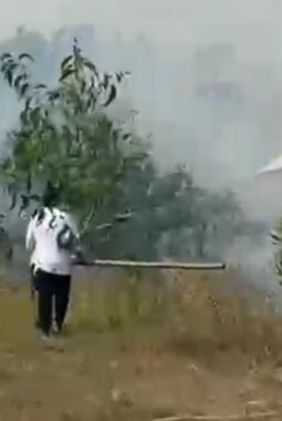 Kebakaran Lahan Samping Kampus UIN STS Jambi Merambat ke Buper, Warek III Turun Langsung Pemadaman