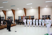 Wali Kota Sungai Penuh Alfin mengukuhkan 30 anggota Paskibraka 2026 di Gedung Nasional.(poto: istimewa).