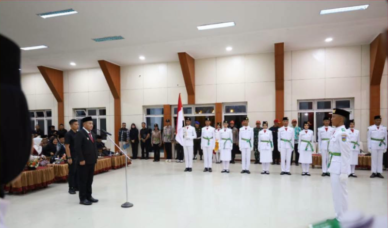 Wali Kota Sungai Penuh Alfin mengukuhkan 30 anggota Paskibraka 2026 di Gedung Nasional.(poto: istimewa).