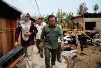 Gubernur Jambi Al Haris dan Bupati Tanjabtim Dillah Hikmasari menyerahkan bantuan serta meninjau korban kebakaran rumah di Desa Lagan Tengah.(poto: jamberita.com).