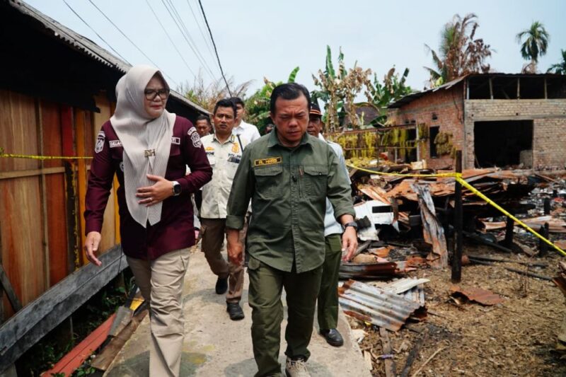 Gubernur Jambi Al Haris dan Bupati Tanjabtim Dillah Hikmasari menyerahkan bantuan serta meninjau korban kebakaran rumah di Desa Lagan Tengah.(poto: jamberita.com).