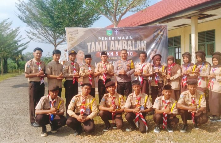 Foto bersama Aiptu Dadan Juanda dan anggota Pramuka SMKN 5 Tebo usai pembekalan kegiatan PTA.(poto: jambiprima.com).