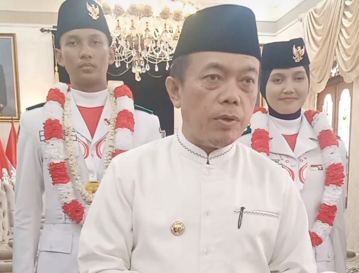 Gubernur Jambi Al Haris menyambut hangat kedatangan dua pelajar berprestasi yang menjadi Paskibraka Tingkat Nasional utusan Provinsi Jambi di Rumah Dinas Gubernur Jambi, Sabtu (22/8/2026).(poto: jamberita.com).