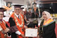 Prosesi Wisuda Universitas Jambi 124 mengukuhkan sebanyak 1.223 lulusan dari berbagai jenjang pendidikan di Gedung Balairung Pinang Masak UNJA Mendalo, Kamis (27/8/2026).(poto: jamberita.com).