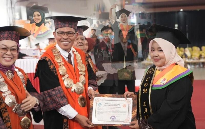 Prosesi Wisuda Universitas Jambi 124 mengukuhkan sebanyak 1.223 lulusan dari berbagai jenjang pendidikan di Gedung Balairung Pinang Masak UNJA Mendalo, Kamis (27/8/2026).(poto: jamberita.com).