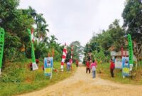 Guru dan santri Ponpes Al Amanah Tebo gotong royong sambut HUT ke-81 RI dengan memasang bendera Merah Putih.(poto: jambiprima.com).