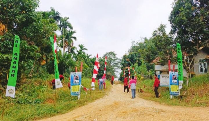 Guru dan santri Ponpes Al Amanah Tebo gotong royong sambut HUT ke-81 RI dengan memasang bendera Merah Putih.(poto: jambiprima.com).