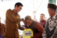 Bupati Batang Hari Mhd Fadhil Arief menyerahkan Bantuan Rumah Layak Huni hasil kolaborasi BAZNAS dan Lapas Muara Bulian pada Selasa (4/8/2026).(poto : jamberita.com).