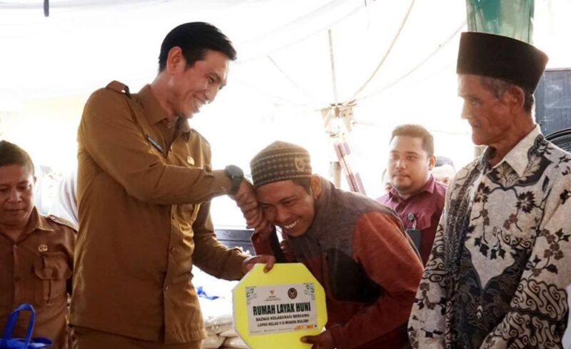 Bupati Batang Hari Mhd Fadhil Arief menyerahkan Bantuan Rumah Layak Huni hasil kolaborasi BAZNAS dan Lapas Muara Bulian pada Selasa (4/8/2026).(poto : jamberita.com).
