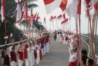 Gubernur Jambi Al Haris memimpin langsung aksi pemasangan bendera Merah Putih di sepanjang Jembatan Gentala Arasy Kota Jambi pada Sabtu sore (15/8/2026).(poto: jamberita.com).