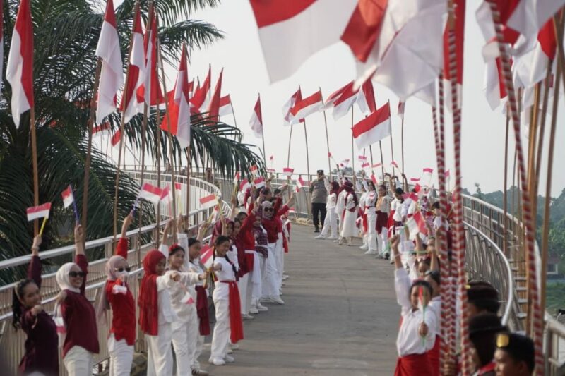 Gubernur Jambi Al Haris memimpin langsung aksi pemasangan bendera Merah Putih di sepanjang Jembatan Gentala Arasy Kota Jambi pada Sabtu sore (15/8/2026).(poto: jamberita.com).