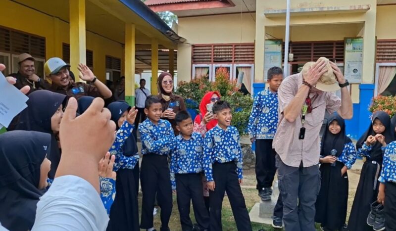 Suasana ceria mewarnai kegiatan sosialisasi edukasi Geopark di SDN 160/VI Pasar Masurai III.(poto: meranginkab.go.id).