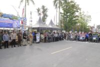 Bupati Tanjung Jabung Barat Drs. H. Anwar Sadat, M.Ag., resmi membuka lomba balap becak hias di depan Rumah Dinas Bupati pada Kamis (13/08/2026).(poto: jamberita.com).