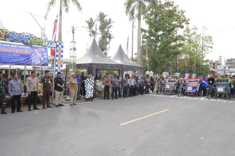Bupati Tanjung Jabung Barat Drs. H. Anwar Sadat, M.Ag., resmi membuka lomba balap becak hias di depan Rumah Dinas Bupati pada Kamis (13/08/2026).(poto: jamberita.com).