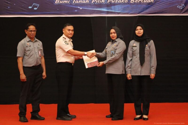 Kantor Wilayah Kementerian Hukum Jambi menyerahkan berkas Surat Pencatatan Ciptaan Lagu kepada Kepala Lembaga Pemasyarakatan Kelas IIA Jambi pada Senin, 3 Agustus 2026.(poto: jamberita.com).