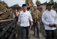 Gubernur Jambi Al Haris menyerahkan langsung bantuan kebakaran Desa Buat untuk membantu warga terdampak musibah di Kecamatan Bathin III Ulu, Kabupaten Bungo, Sabtu (29/08/2026).(poto: jamberita.com).