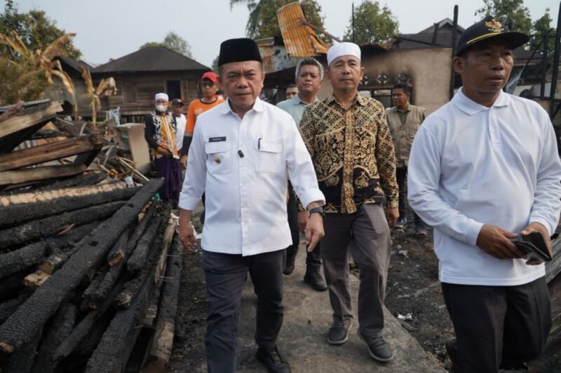 Gubernur Jambi Al Haris menyerahkan langsung bantuan kebakaran Desa Buat untuk membantu warga terdampak musibah di Kecamatan Bathin III Ulu, Kabupaten Bungo, Sabtu (29/08/2026).(poto: jamberita.com).