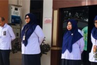 Hidayah, S.H.I., saat memimpin apel pagi yang diikuti jajaran pimpinan, hakim, panitera, pejabat struktural dan fungsional, serta pegawai PPPK, Senin (6/7/2026).(poto: jambiprima.com).