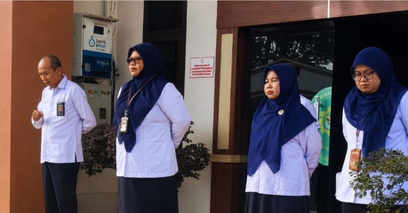 Hidayah, S.H.I., saat memimpin apel pagi yang diikuti jajaran pimpinan, hakim, panitera, pejabat struktural dan fungsional, serta pegawai PPPK, Senin (6/7/2026).(poto: jambiprima.com).