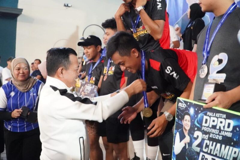 Gubernur Jambi Al Haris menghadiri acara penutupan Turnamen Padel Piala Ketua DPRD Provinsi Jambi di Padel Reserve, Kebun Handil, Kota Jambi, Minggu (9/8/2026).(poto: jamberita.com).