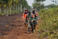 Komandan Korem 042/Gapu Brigjen TNI Nyamin memimpin langsung proses pemadaman kebakaran lahan gambut di Kecamatan Sungai Gelam, Kabupaten Muaro Jambi, Selasa (11/8/2026).(poto: jamberita.com).