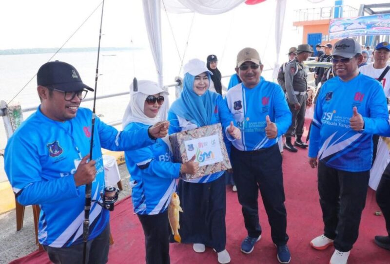 Bupati Tanjung Jabung Barat Drs. H. Anwar Sadat, M.Ag., bersama Ketua Tim Penggerak PKK Hj. Fadhilah Sadat, S.H., membuka langsung kegiatan lomba mancing.(poto: jamberita.com).