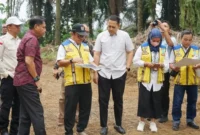 Bupati Merangin M.Syukur Mendampingi Kepala Satker Kementerian PU Provinsi Jambi Edi Putra meninjau lahan pembangunan Sekolah Rakyat.(poto: metrojambi.com).