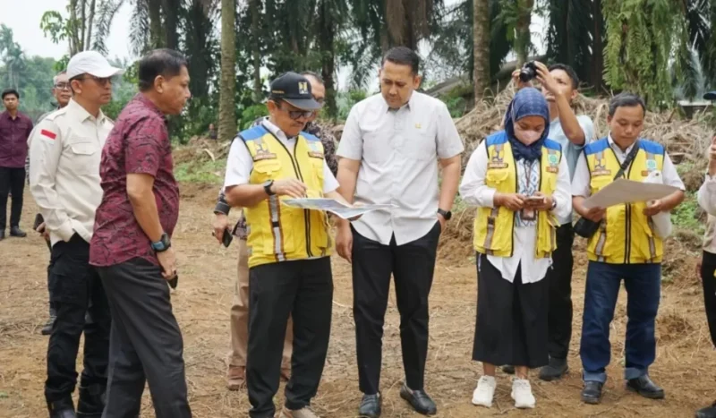 Bupati Merangin M.Syukur Mendampingi Kepala Satker Kementerian PU Provinsi Jambi Edi Putra meninjau lahan pembangunan Sekolah Rakyat.(poto: metrojambi.com).