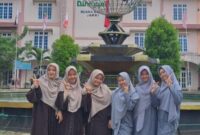Tim Syarhil SMA IT Ad-Dhuha berfoto bersama usai meraih Juara 3 dan Harapan 3 pada Lomba Syarhil tingkat Provinsi yang diselenggarakan di Diniyyah Al-Azhar.(poto: jambiprima.com).