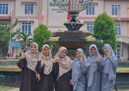 Tim Syarhil SMA IT Ad-Dhuha berfoto bersama usai meraih Juara 3 dan Harapan 3 pada Lomba Syarhil tingkat Provinsi yang diselenggarakan di Diniyyah Al-Azhar.(poto: jambiprima.com).