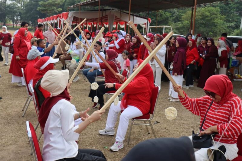 Dharma Wanita Persatuan Universitas Jambi memprakarsai kegiatan jalan santai dan serangkaian perlombaan khas kemerdekaan.(poto: jamberita.com).