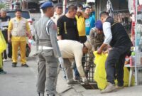 Drs. H. Anwar Sadat, M.Ag, memimpin Apel Bersama dan Gotong Royong Serentak Gerakan Pramuka di Alun-Alun Kuala Tungkal pada Jumat (07/08/2026).(poto: jamberita.com).