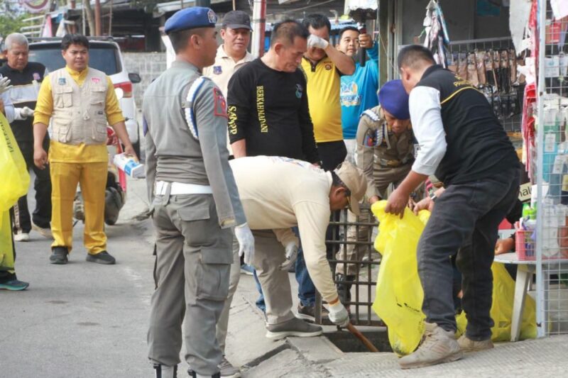 Drs. H. Anwar Sadat, M.Ag, memimpin Apel Bersama dan Gotong Royong Serentak Gerakan Pramuka di Alun-Alun Kuala Tungkal pada Jumat (07/08/2026).(poto: jamberita.com).