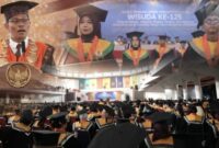 Sebanyak 1.199 wisudawan resmi menyandang gelar baru dalam prosesi yang berlangsung di Gedung Balairung Pinang Masak UNJA Mendalo, Sabtu (29/8/2026).(poto: jamberita.com).
