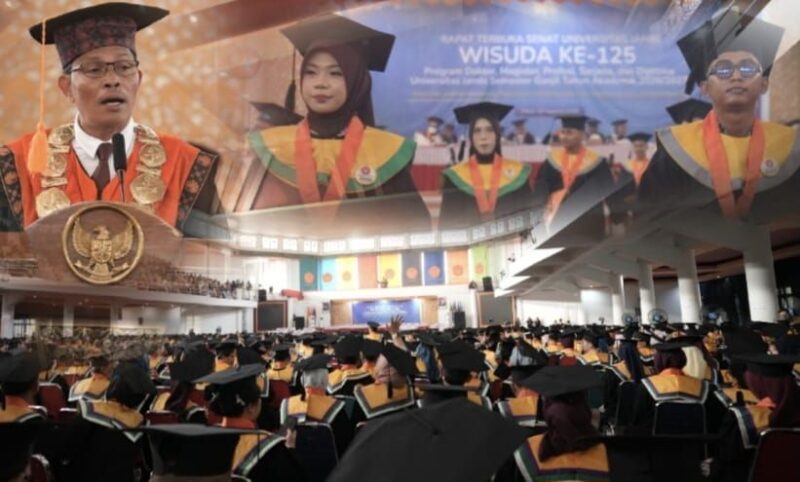 Sebanyak 1.199 wisudawan resmi menyandang gelar baru dalam prosesi yang berlangsung di Gedung Balairung Pinang Masak UNJA Mendalo, Sabtu (29/8/2026).(poto: jamberita.com).