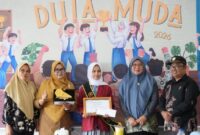 Kepala BPJS Kesehatan Muara Bungo Henny Nursanty bersama Duta Muda 2026 Assyfa Salsabila dan Runner Up Regiana Putri Kusuma.(poto: jambiprima.com).