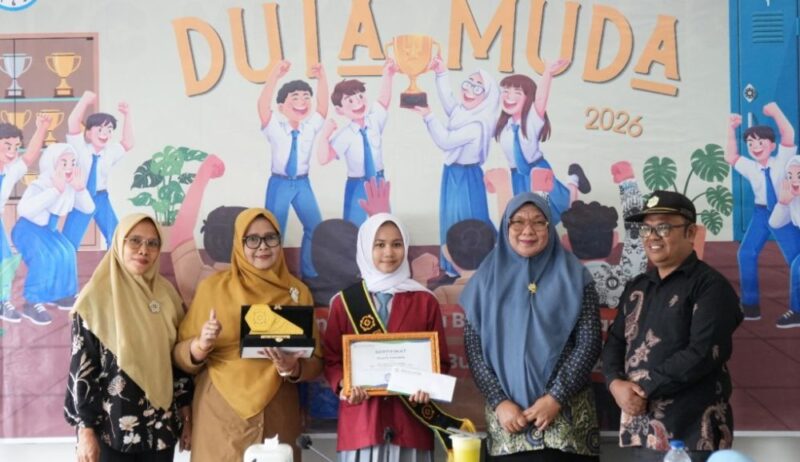 Kepala BPJS Kesehatan Muara Bungo Henny Nursanty bersama Duta Muda 2026 Assyfa Salsabila dan Runner Up Regiana Putri Kusuma.(poto: jambiprima.com).
